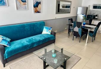 Duplex Juan les Pins proche plage allows 18 year olds to book a room