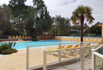 mobilhome allows 18 year olds to book a room