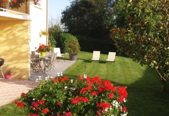 Ma maison fleurie proche a  roport, Eurexpo has Balcony rooms