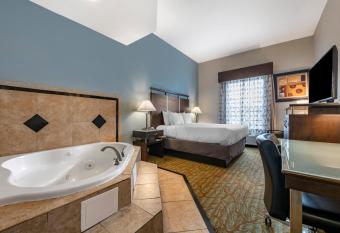 Best Western Plus Bradenton Gateway Hotel has rooms with a private hot tub