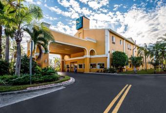Quality Inn Sarasota I-75 allows 18 year olds to book a room