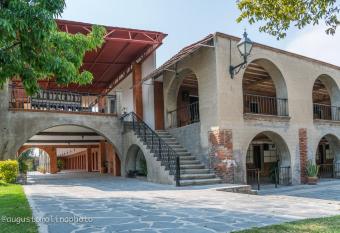 Hotel El Cristo allows 18 year olds to book a room