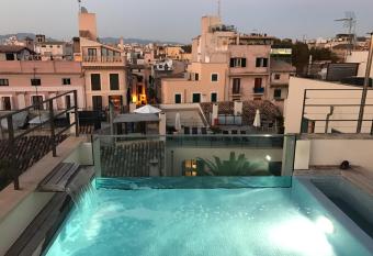 Petit Palace Hotel Tres allows 18 year olds to book a room