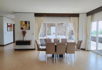 Ratana Hotel Chalong has Balcony rooms