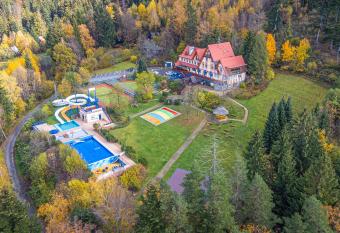 Hotel Slun    ko allows 18 year olds to book a room