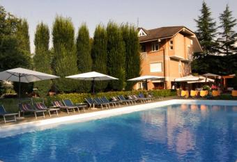 Il Cascinalenuovo allows 18 year olds to book a room