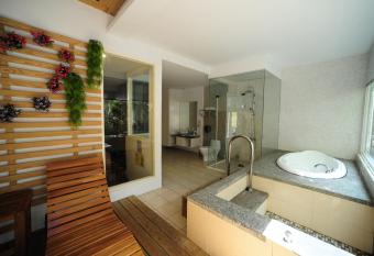 Golden Motel has rooms with a private hot tub