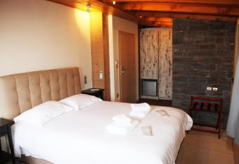 Apollon Filoxenia has rooms with a private hot tub