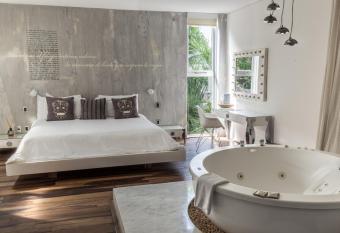 Be Playa has rooms with a private hot tub