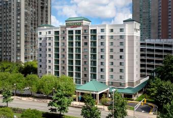 Courtyard by Marriott Jersey City Newport allows 18 year olds to book a room