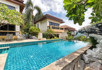 Baan Rawee Villas has Balcony rooms