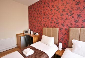 Central Studios Gloucester Place by Roomsbooked allows 18 year olds to book a room