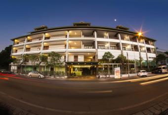 Siam Triangle Hotel allows 18 year olds to book a room