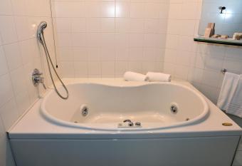 Hotel Diamante has rooms with a private hot tub