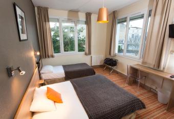 Brit H  tel du Parc Niort Centre-Parking gratuit allows 18 year olds to book a room