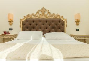 Grand Hotel Di Lecce has rooms with a private hot tub