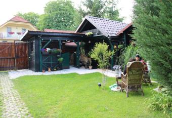 Frenk cottage 5 km from the airport allows 18 year olds to book a room