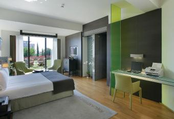 Hotel Nikopolis has rooms with a private hot tub