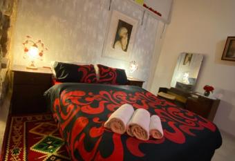 Guest House Antique allows 18 year olds to book a room