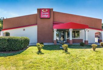Econo Lodge has Smoking rooms