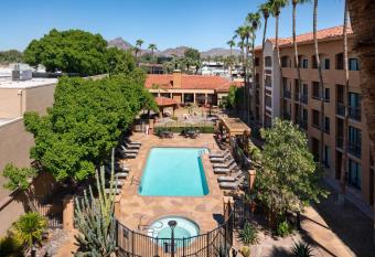 Sonesta Select Phoenix Camelback has Balcony rooms