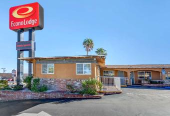 Econo Lodge On Historic Route 66 allows 18 year olds to book a room
