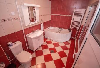 Hotel Drumski Raj has rooms with a private hot tub