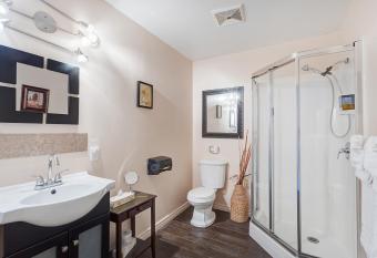 Auberge Hotel Spa Watel has rooms with a private hot tub