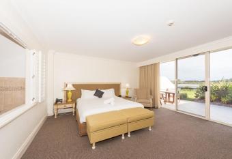 Harrington River Lodge has rooms with a private hot tub