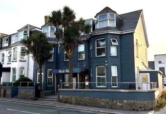 Blue Reef Lodge allows 18 year olds to book a room