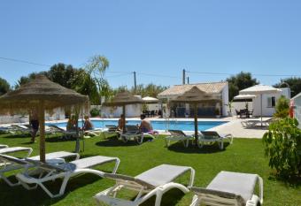 Hostal El Capi allows 18 year olds to book a room