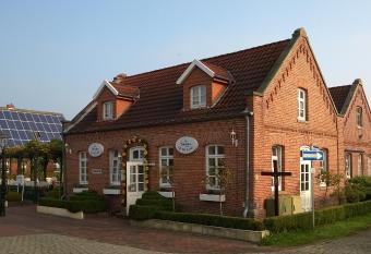 Stoevchen Caf   Hotel R-Events allows 18 year olds to book a room