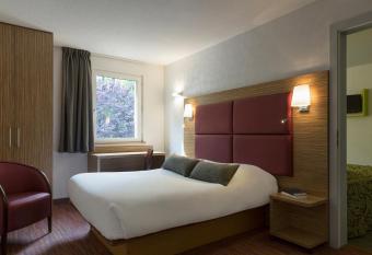 The Originals City, H  tel Aster, Saint-Avold Nord (Inter-Hotel) allows 18 year olds to book a room