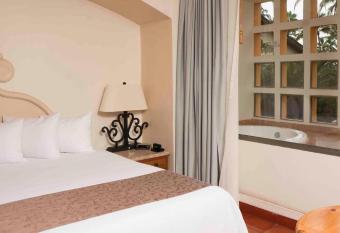 Club Regina Puerto Vallarta has rooms with a private hot tub