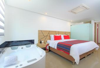 Obo Hotel has rooms with a private hot tub