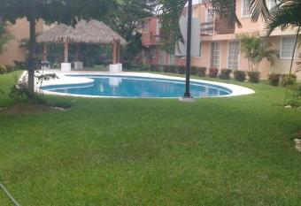 Bonita Casa en Ixtapa Zihuatanejo/Beautiful House in Ixtapa Zihuanatejo has Balcony rooms