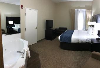 Comfort Inn & Suites Atlanta Smyrna has rooms with a private hot tub