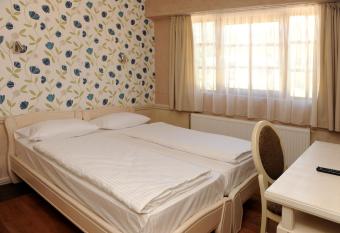 Hotel Centar Balasevic has rooms with a private hot tub