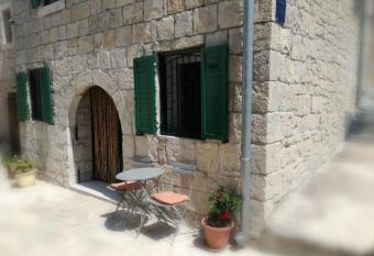 Studio apartment Jelinek has rooms with a private hot tub