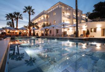 Le Mirage has Balcony rooms