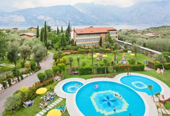 Majestic Palace allows 18 year olds to book a room