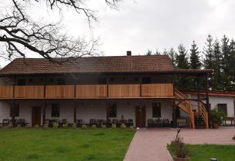 Gosciniec Pod Debem has Balcony rooms