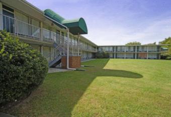 Express Airport Inn has Smoking rooms