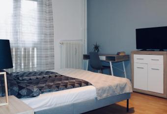 Hortenzia Apartman P  cs allows 18 year olds to book a room