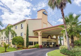 Days Inn by Wyndham Sarasota I-75 allows 18 year olds to book a room