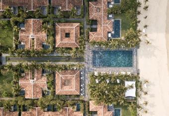 TIA Wellness Resort - Spa Inclusive has rooms with a private hot tub