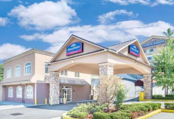 Howard Johnson by Wyndham North Bergen has Smoking rooms