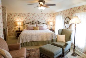 The Foxglove Inn has Balcony rooms