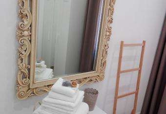 L Angoletto allows 18 year olds to book a room