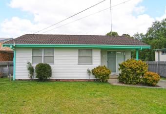 COMA32G - Comarong Cottage allows 18 year olds to book a room